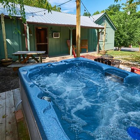 Steps From Downtown Pigeon Forge Parkway + Private Hottub And Firepit - Wifi - Firefly Bungalows ภายนอก รูปภาพ