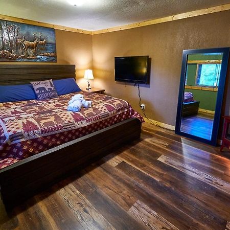 Steps From Downtown Pigeon Forge Parkway + Private Hottub And Firepit - Wifi - Firefly Bungalows ภายนอก รูปภาพ