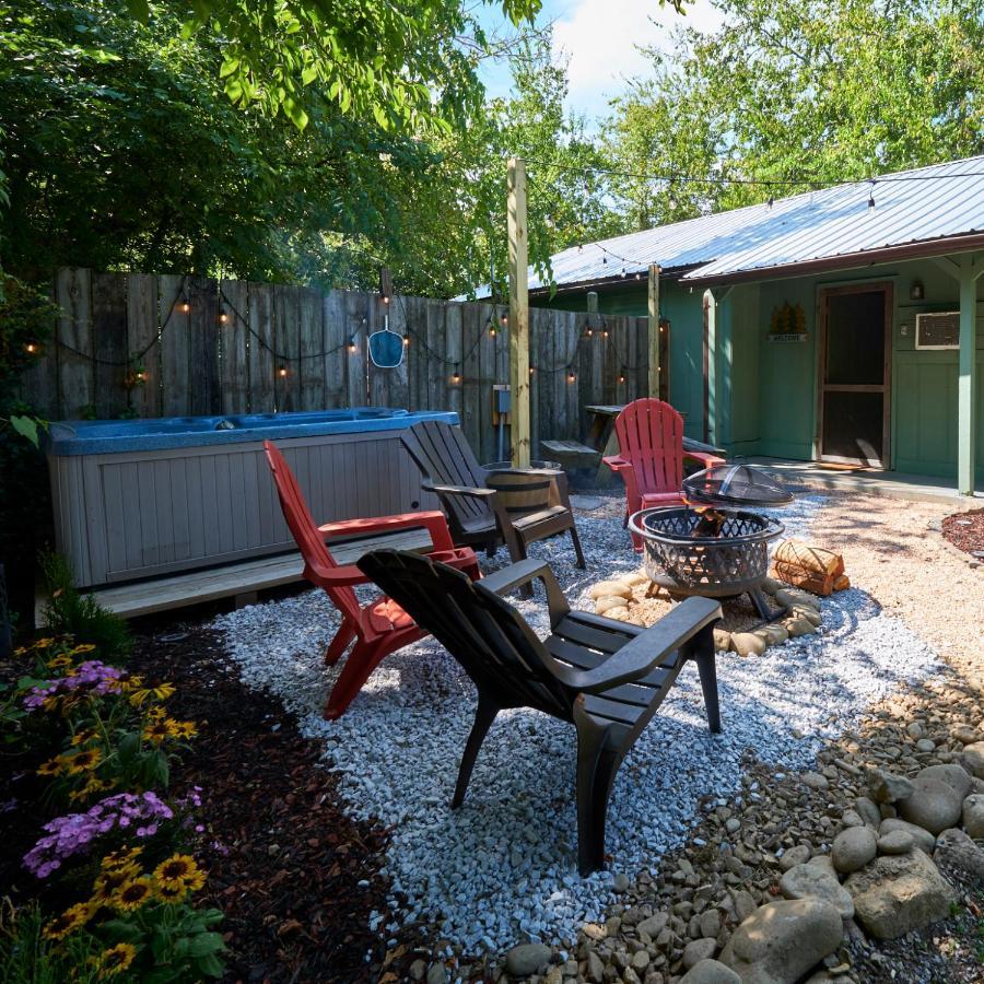 Steps From Downtown Pigeon Forge Parkway + Private Hottub And Firepit - Wifi - Firefly Bungalows ภายนอก รูปภาพ