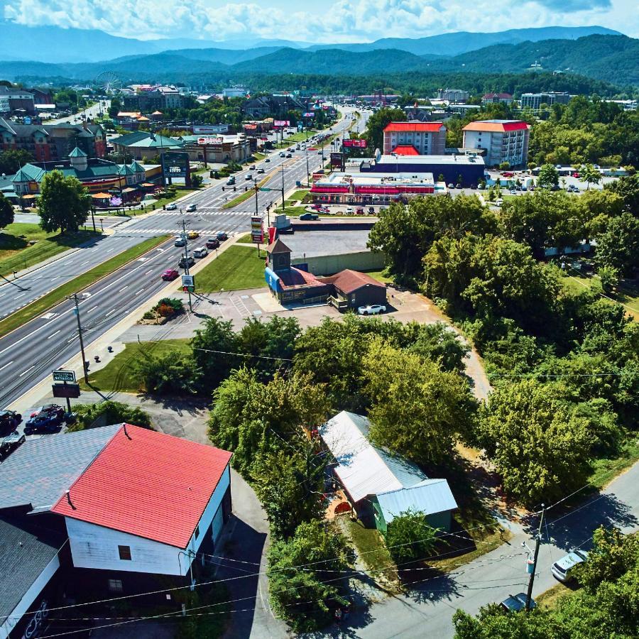 Steps From Downtown Pigeon Forge Parkway + Private Hottub And Firepit - Wifi - Firefly Bungalows ภายนอก รูปภาพ
