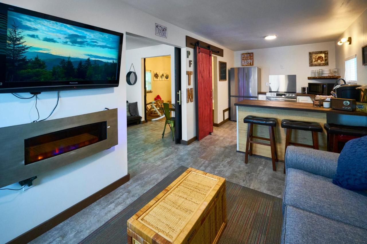 Steps From Downtown Pigeon Forge Parkway + Private Hottub And Firepit - Wifi - Firefly Bungalows ภายนอก รูปภาพ