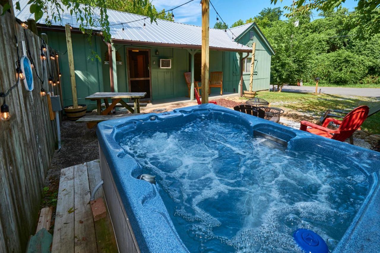 Steps From Downtown Pigeon Forge Parkway + Private Hottub And Firepit - Wifi - Firefly Bungalows ภายนอก รูปภาพ