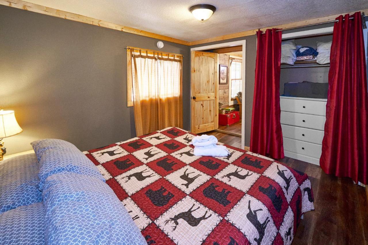 Steps From Downtown Pigeon Forge Parkway + Private Hottub And Firepit - Wifi - Firefly Bungalows ภายนอก รูปภาพ
