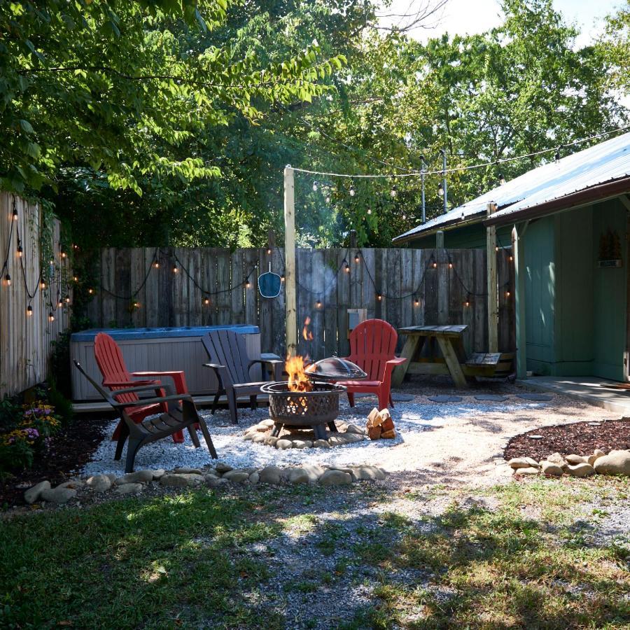 Steps From Downtown Pigeon Forge Parkway + Private Hottub And Firepit - Wifi - Firefly Bungalows ภายนอก รูปภาพ