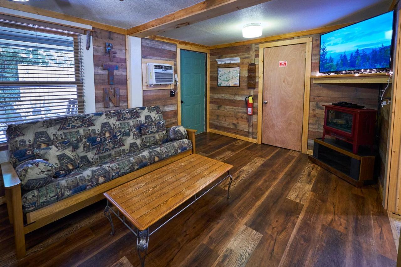 Steps From Downtown Pigeon Forge Parkway + Private Hottub And Firepit - Wifi - Firefly Bungalows ภายนอก รูปภาพ