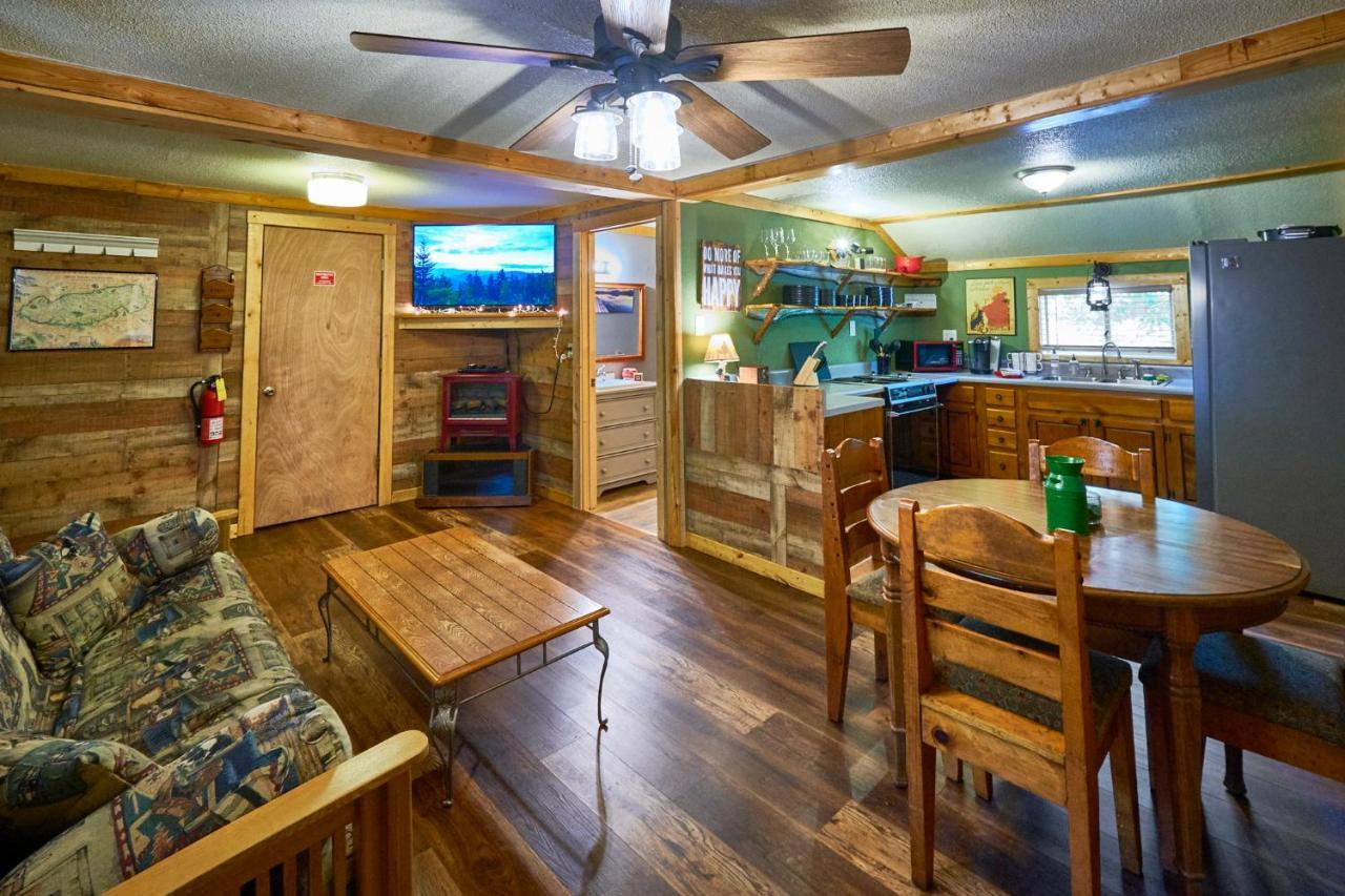 Steps From Downtown Pigeon Forge Parkway + Private Hottub And Firepit - Wifi - Firefly Bungalows ภายนอก รูปภาพ