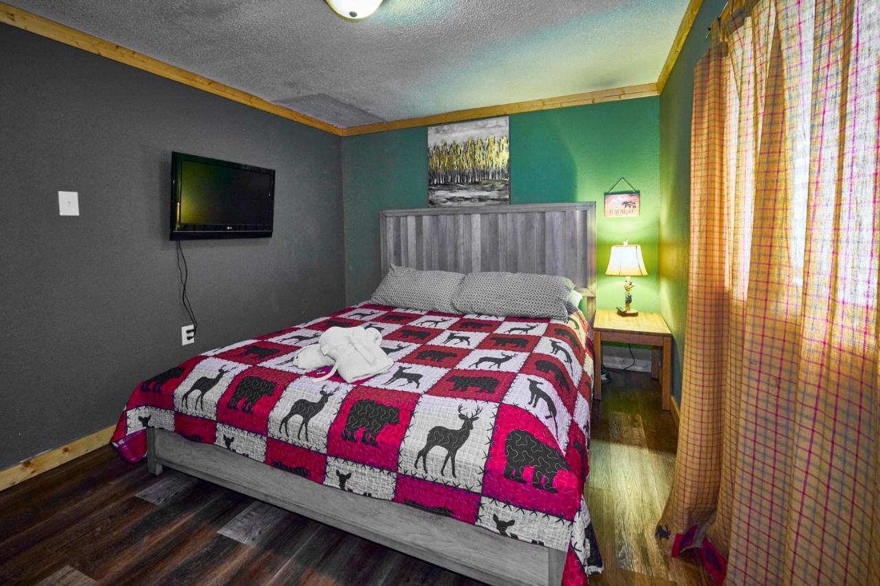 Steps From Downtown Pigeon Forge Parkway + Private Hottub And Firepit - Wifi - Firefly Bungalows ภายนอก รูปภาพ