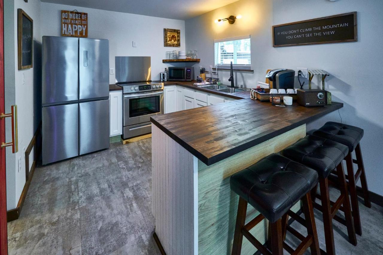 Steps From Downtown Pigeon Forge Parkway + Private Hottub And Firepit - Wifi - Firefly Bungalows ภายนอก รูปภาพ