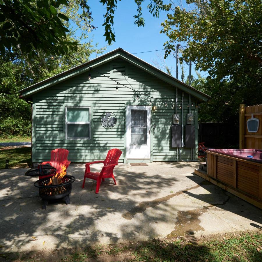 Steps From Downtown Pigeon Forge Parkway + Private Hottub And Firepit - Wifi - Firefly Bungalows ภายนอก รูปภาพ