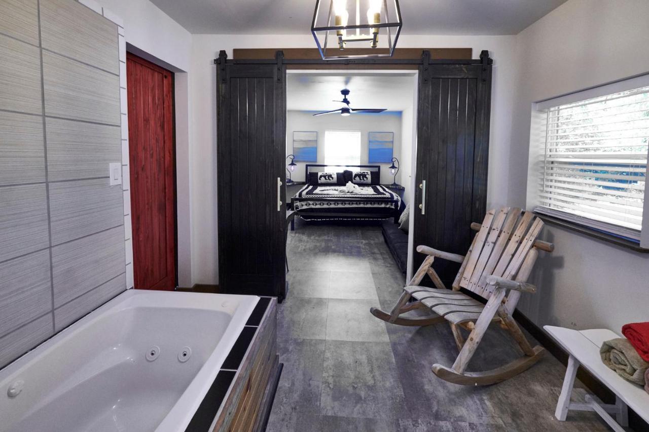 Steps From Downtown Pigeon Forge Parkway + Private Hottub And Firepit - Wifi - Firefly Bungalows ภายนอก รูปภาพ