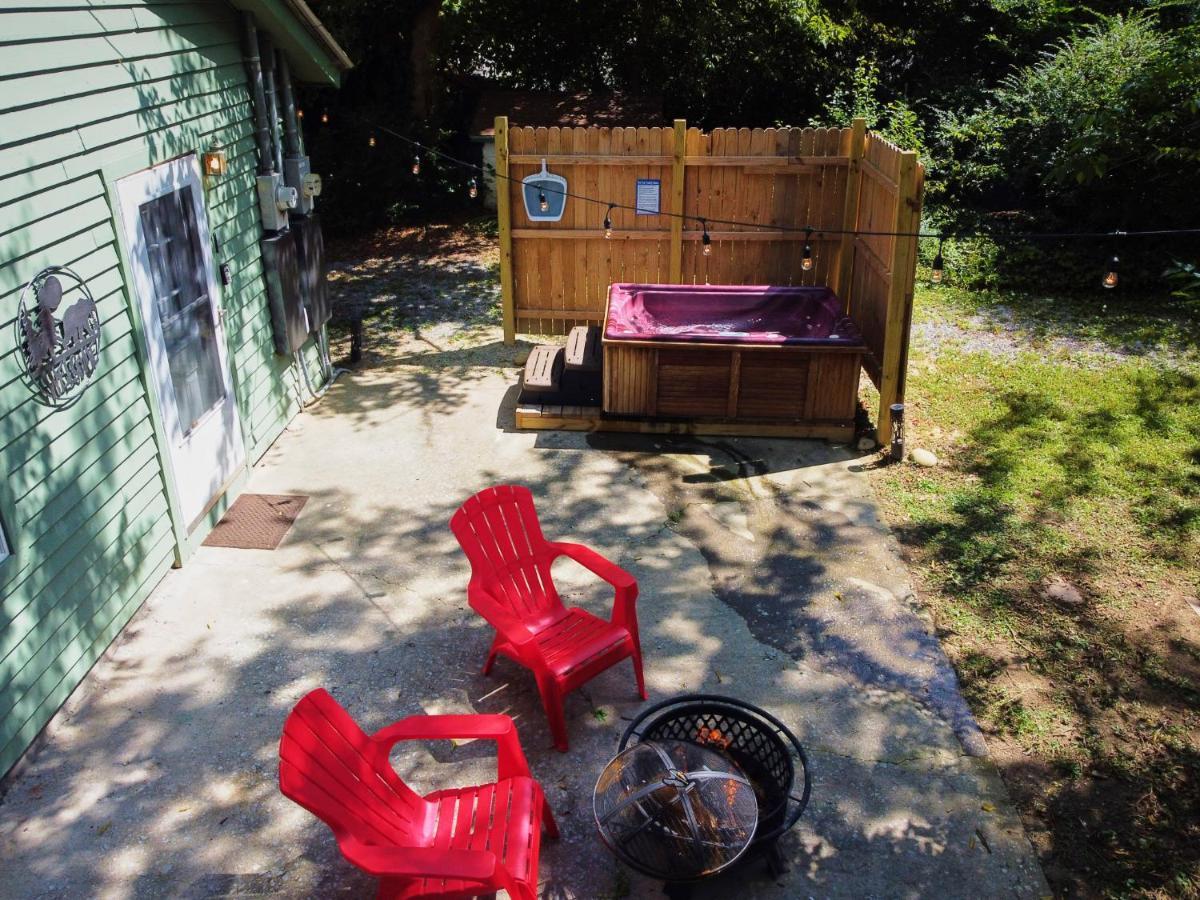Steps From Downtown Pigeon Forge Parkway + Private Hottub And Firepit - Wifi - Firefly Bungalows ภายนอก รูปภาพ