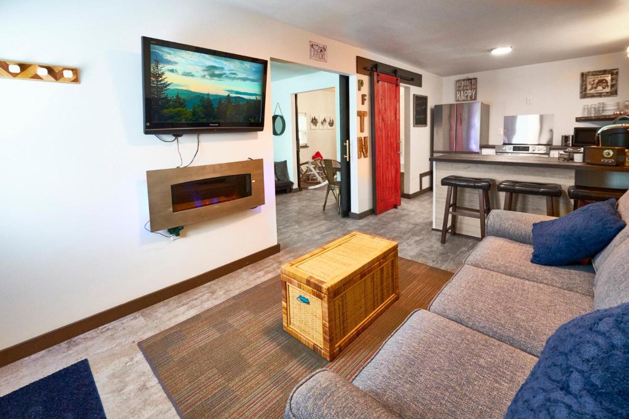 Steps From Downtown Pigeon Forge Parkway + Private Hottub And Firepit - Wifi - Firefly Bungalows ภายนอก รูปภาพ