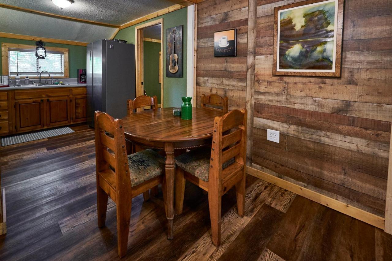 Steps From Downtown Pigeon Forge Parkway + Private Hottub And Firepit - Wifi - Firefly Bungalows ภายนอก รูปภาพ