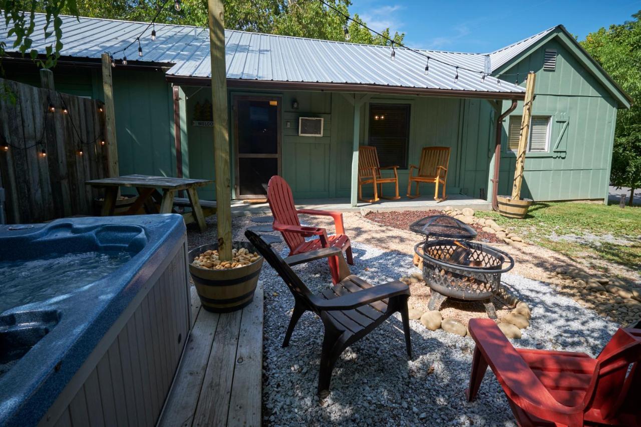 Steps From Downtown Pigeon Forge Parkway + Private Hottub And Firepit - Wifi - Firefly Bungalows ภายนอก รูปภาพ