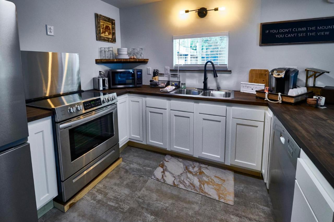 Steps From Downtown Pigeon Forge Parkway + Private Hottub And Firepit - Wifi - Firefly Bungalows ภายนอก รูปภาพ