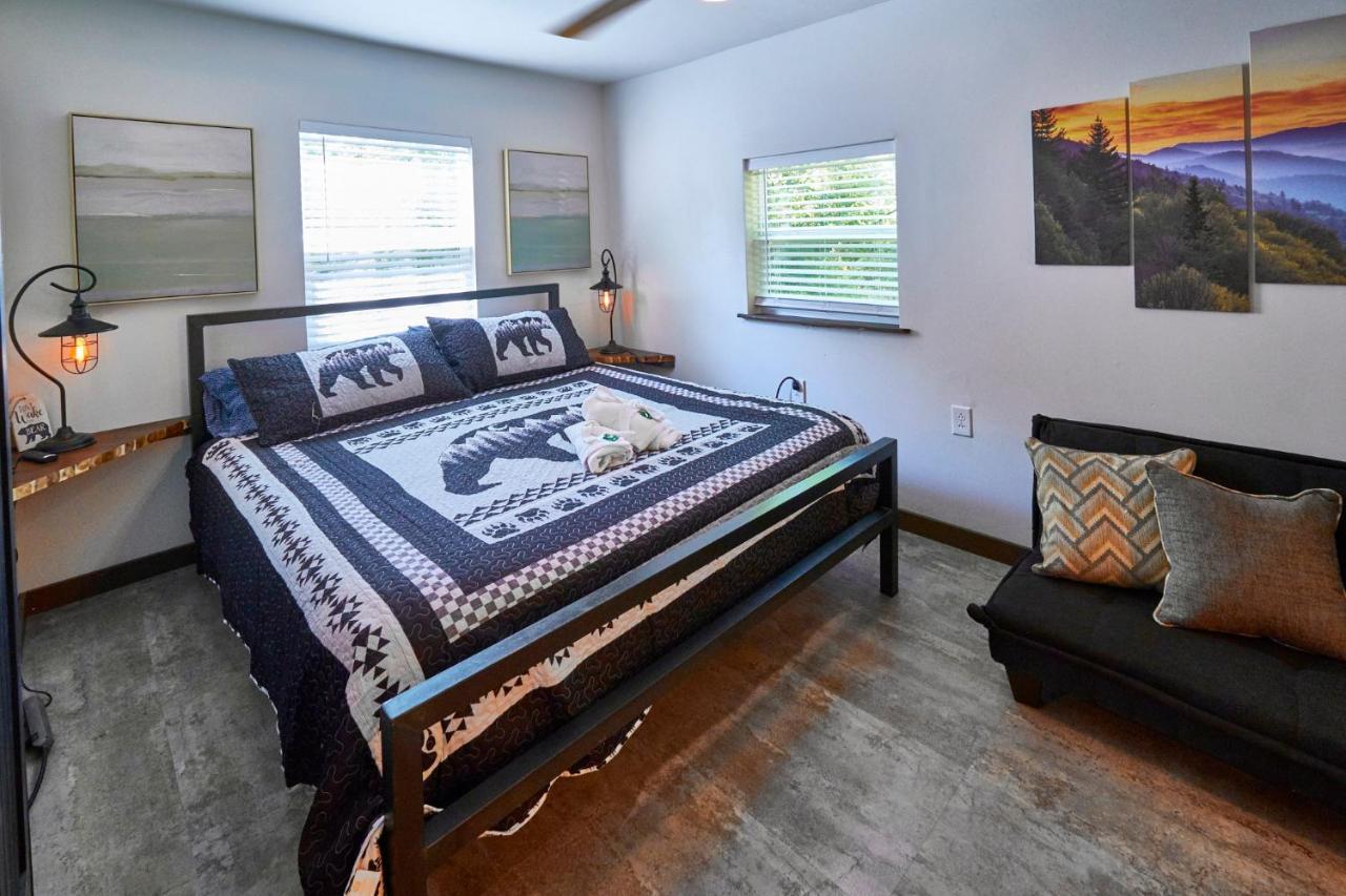 Steps From Downtown Pigeon Forge Parkway + Private Hottub And Firepit - Wifi - Firefly Bungalows ภายนอก รูปภาพ