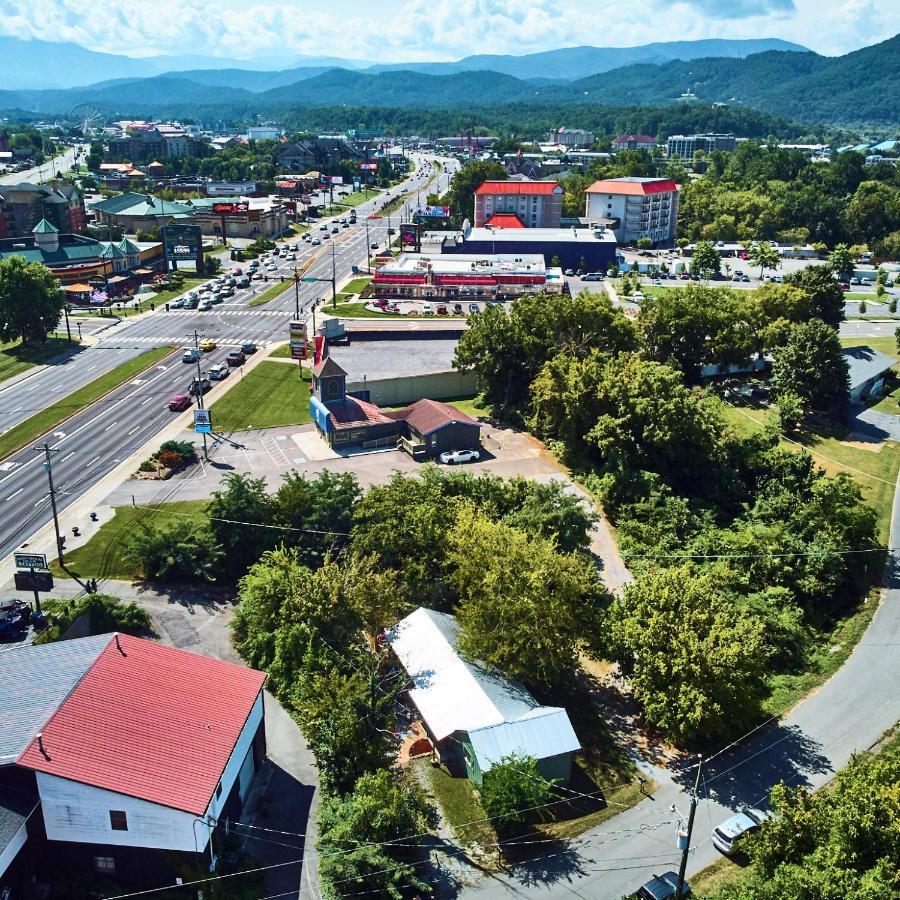 Steps From Downtown Pigeon Forge Parkway + Private Hottub And Firepit - Wifi - Firefly Bungalows ภายนอก รูปภาพ