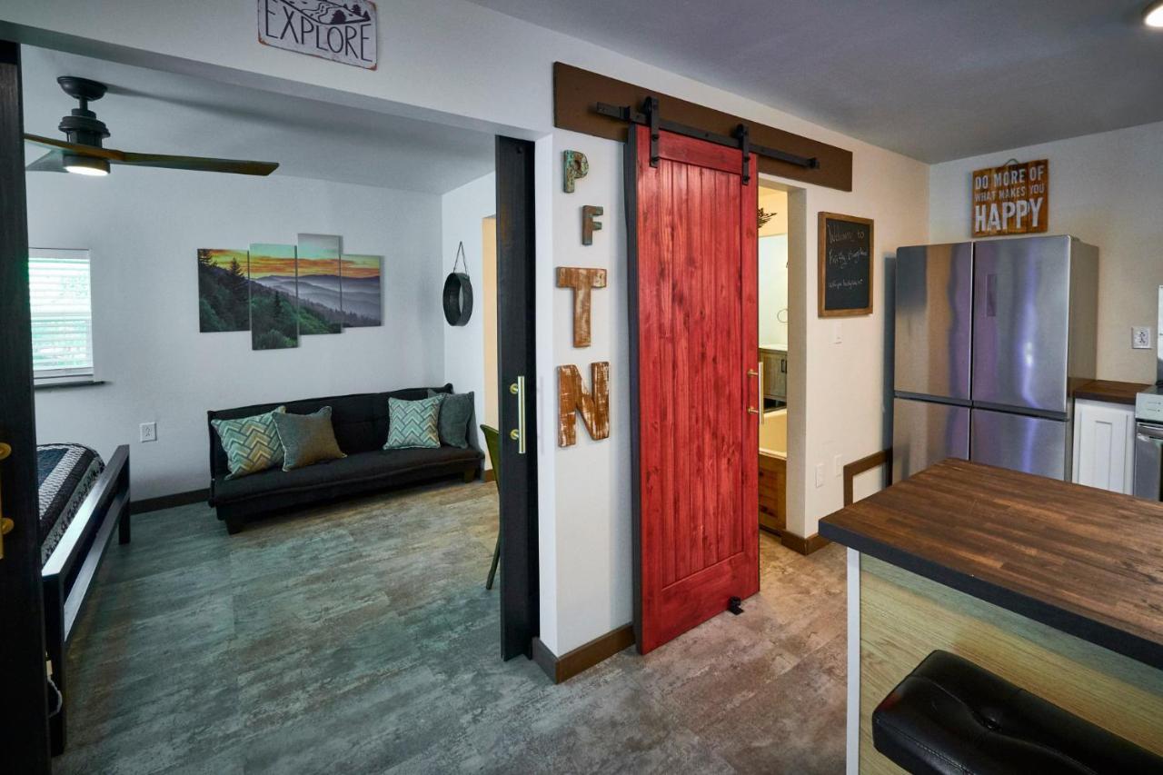 Steps From Downtown Pigeon Forge Parkway + Private Hottub And Firepit - Wifi - Firefly Bungalows ภายนอก รูปภาพ