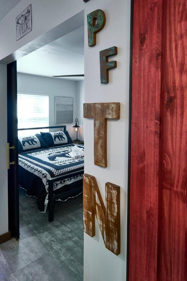 Steps From Downtown Pigeon Forge Parkway + Private Hottub And Firepit - Wifi - Firefly Bungalows ภายนอก รูปภาพ