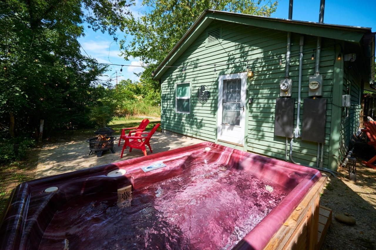 Steps From Downtown Pigeon Forge Parkway + Private Hottub And Firepit - Wifi - Firefly Bungalows ภายนอก รูปภาพ