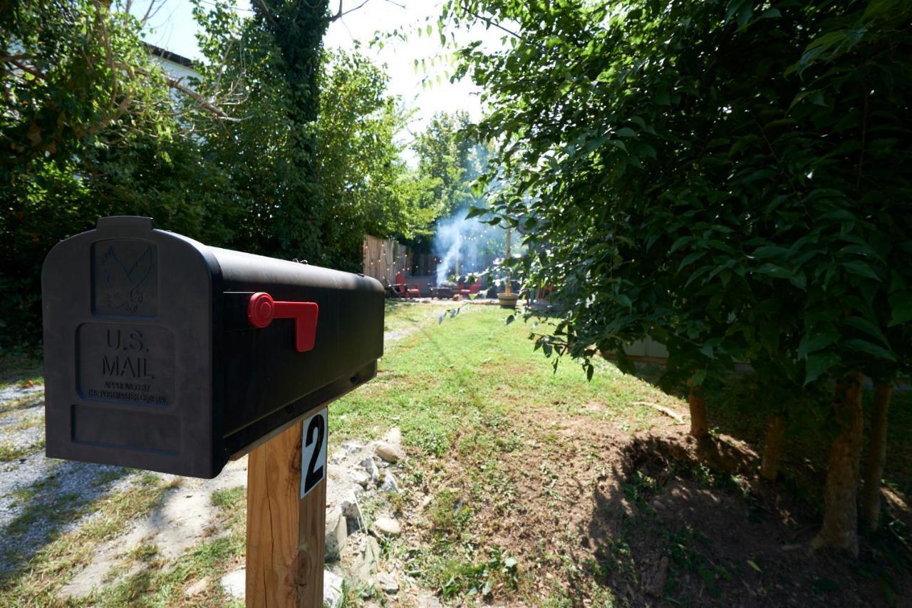 Steps From Downtown Pigeon Forge Parkway + Private Hottub And Firepit - Wifi - Firefly Bungalows ภายนอก รูปภาพ
