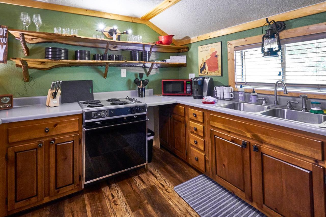 Steps From Downtown Pigeon Forge Parkway + Private Hottub And Firepit - Wifi - Firefly Bungalows ภายนอก รูปภาพ