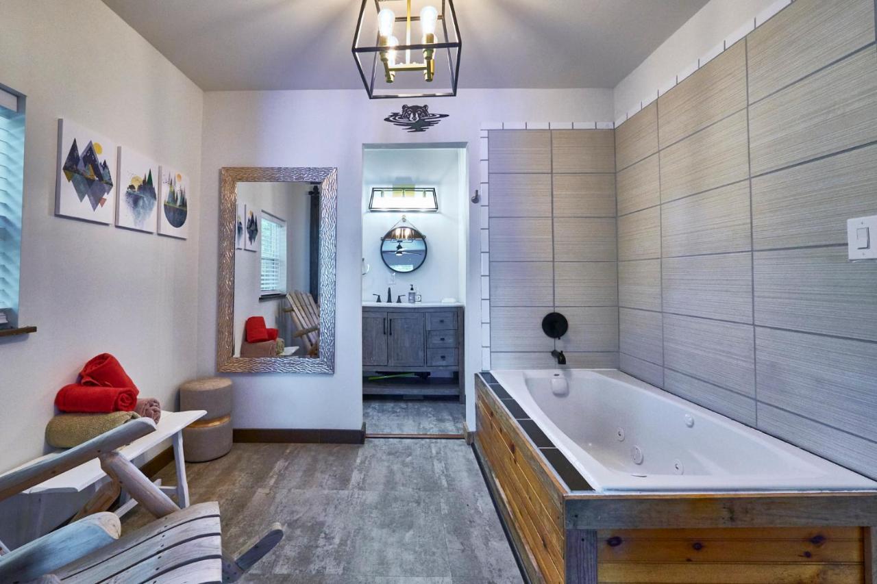 Steps From Downtown Pigeon Forge Parkway + Private Hottub And Firepit - Wifi - Firefly Bungalows ภายนอก รูปภาพ