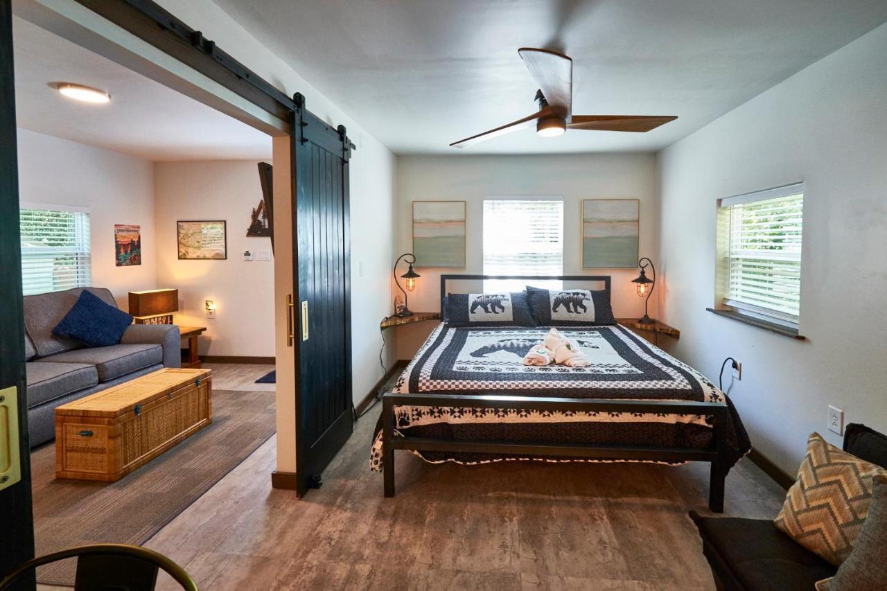 Steps From Downtown Pigeon Forge Parkway + Private Hottub And Firepit - Wifi - Firefly Bungalows ภายนอก รูปภาพ