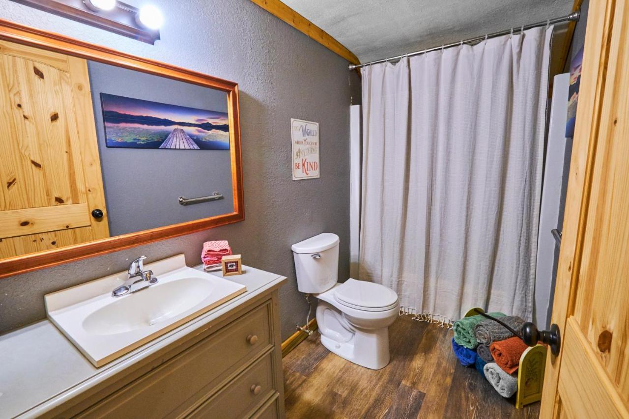 Steps From Downtown Pigeon Forge Parkway + Private Hottub And Firepit - Wifi - Firefly Bungalows ภายนอก รูปภาพ