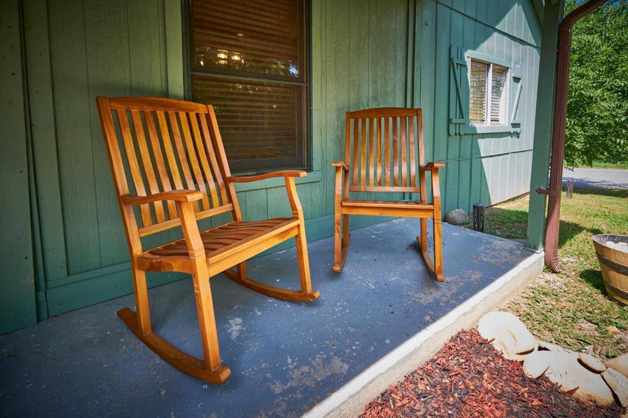 Steps From Downtown Pigeon Forge Parkway + Private Hottub And Firepit - Wifi - Firefly Bungalows ภายนอก รูปภาพ
