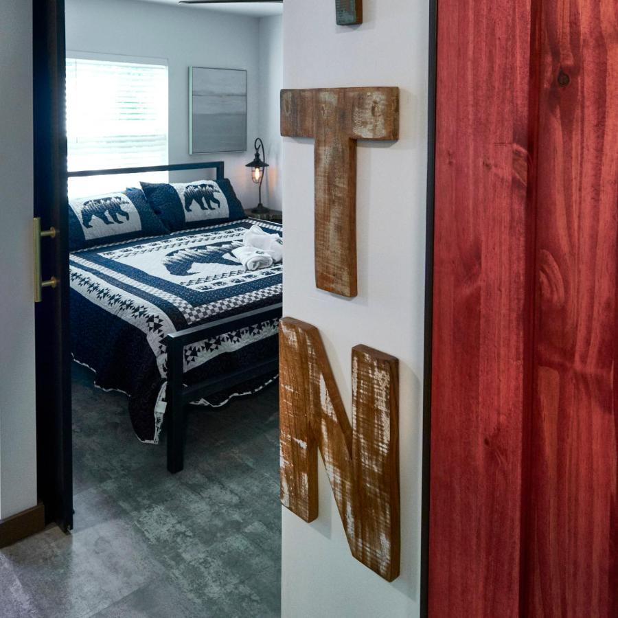 Steps From Downtown Pigeon Forge Parkway + Private Hottub And Firepit - Wifi - Firefly Bungalows ภายนอก รูปภาพ