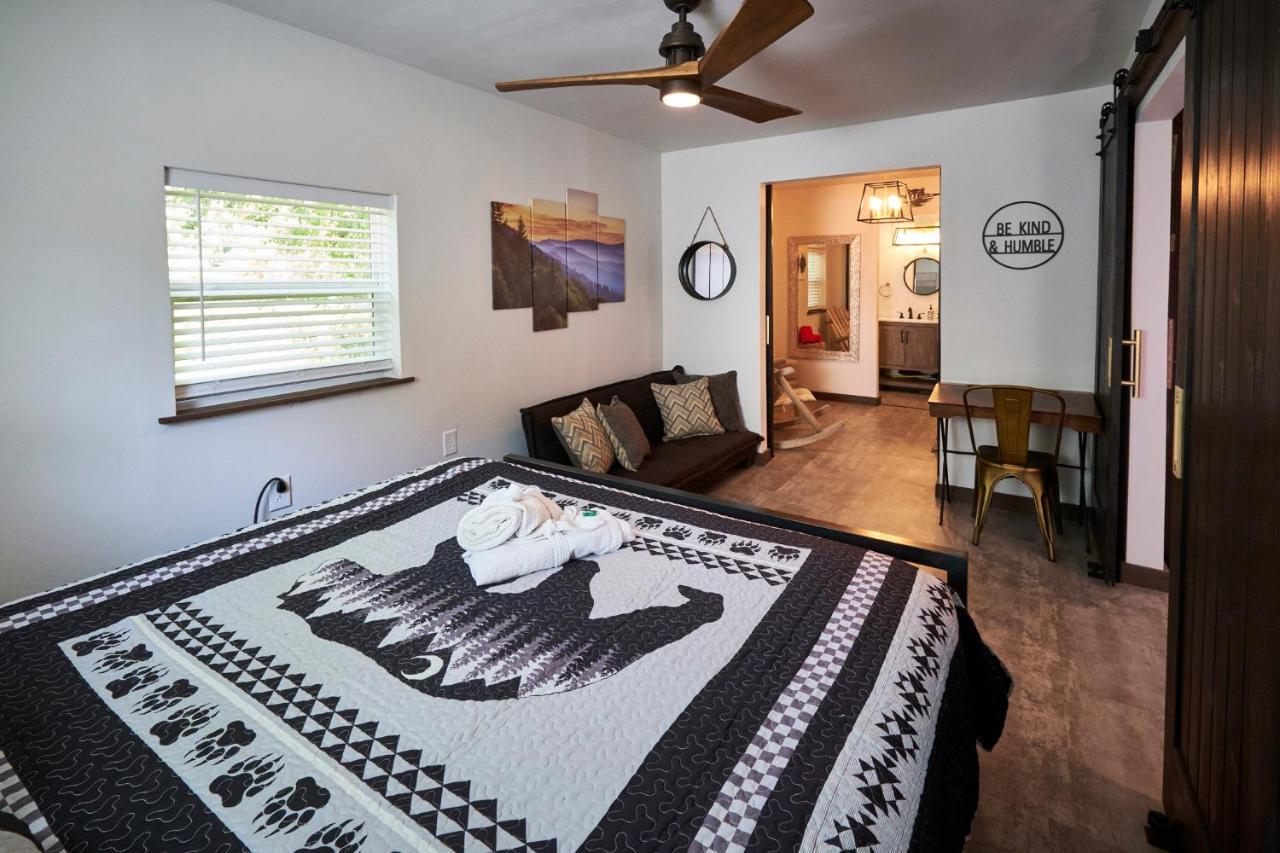 Steps From Downtown Pigeon Forge Parkway + Private Hottub And Firepit - Wifi - Firefly Bungalows ภายนอก รูปภาพ