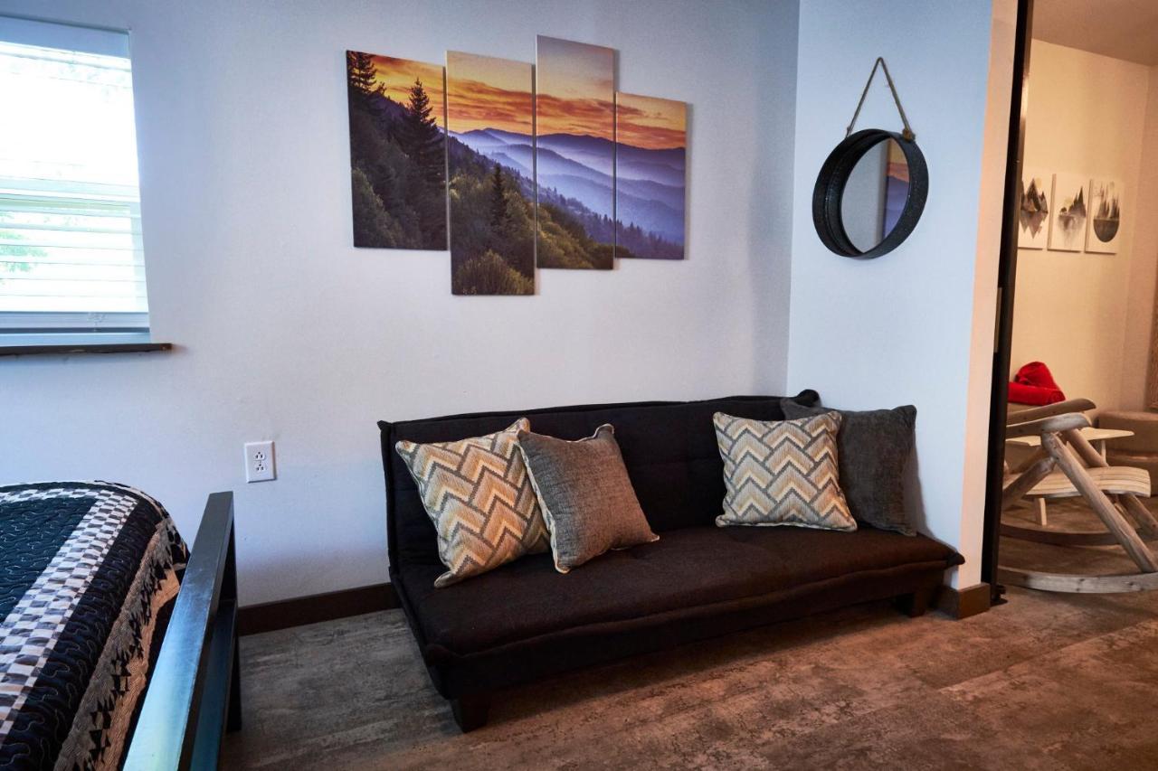 Steps From Downtown Pigeon Forge Parkway + Private Hottub And Firepit - Wifi - Firefly Bungalows ภายนอก รูปภาพ