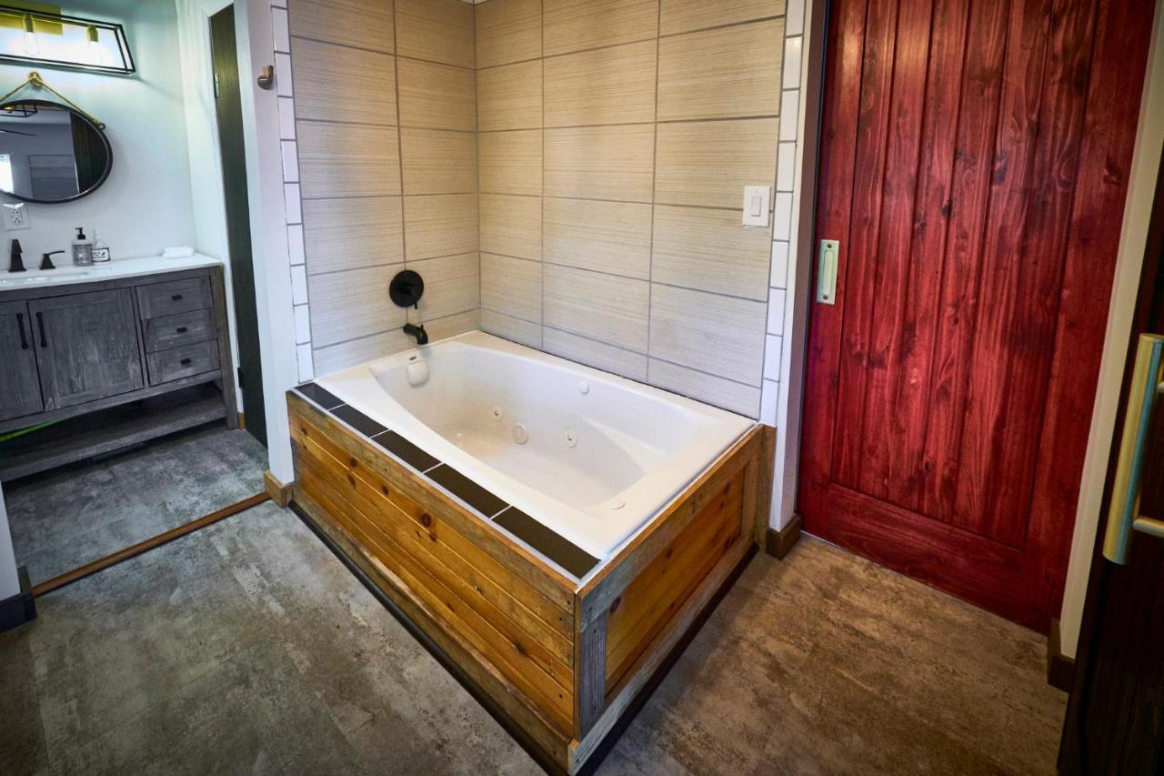 Steps From Downtown Pigeon Forge Parkway + Private Hottub And Firepit - Wifi - Firefly Bungalows ภายนอก รูปภาพ
