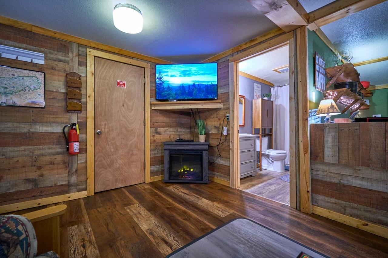 Steps From Downtown Pigeon Forge Parkway + Private Hottub And Firepit - Wifi - Firefly Bungalows ภายนอก รูปภาพ