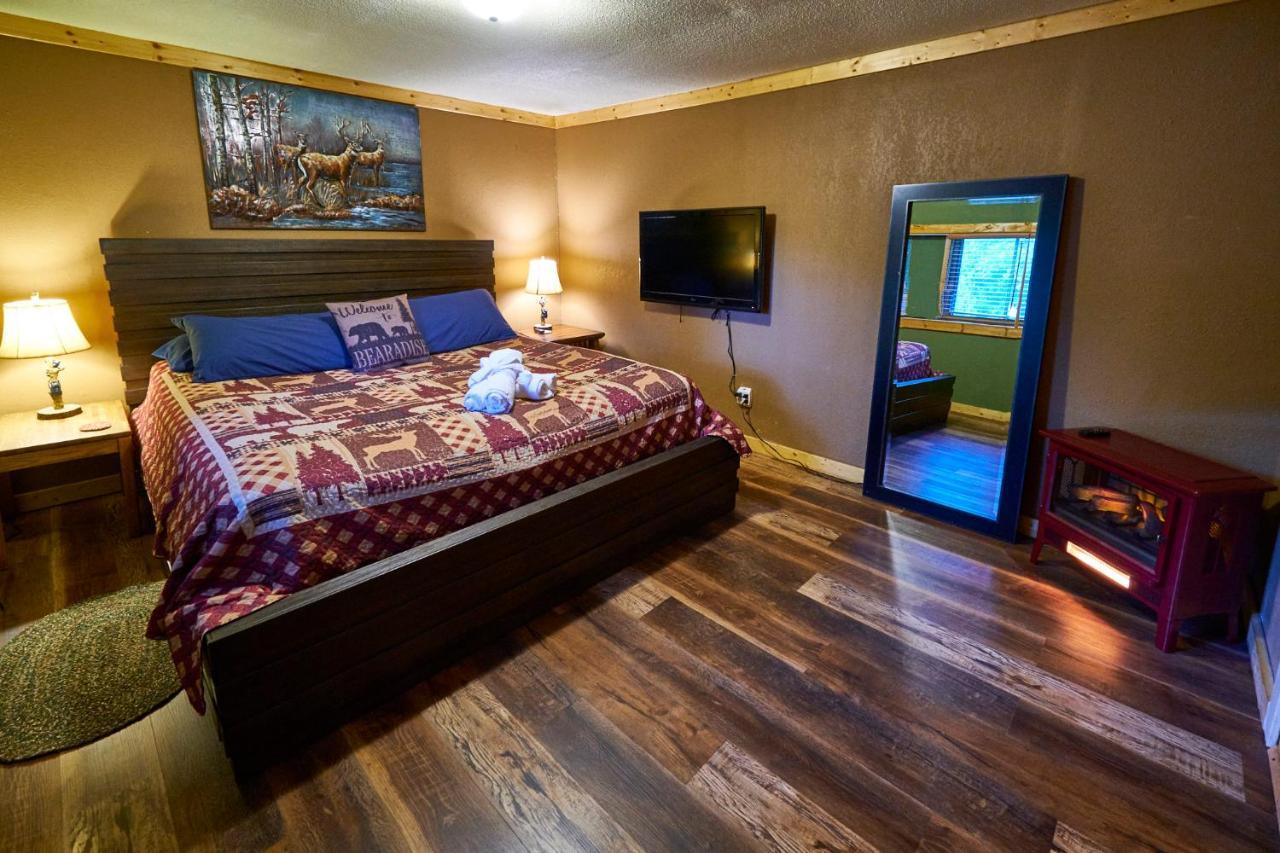 Steps From Downtown Pigeon Forge Parkway + Private Hottub And Firepit - Wifi - Firefly Bungalows ภายนอก รูปภาพ