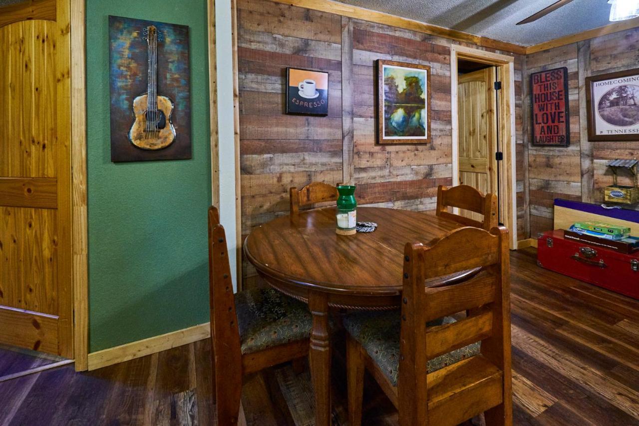 Steps From Downtown Pigeon Forge Parkway + Private Hottub And Firepit - Wifi - Firefly Bungalows ภายนอก รูปภาพ