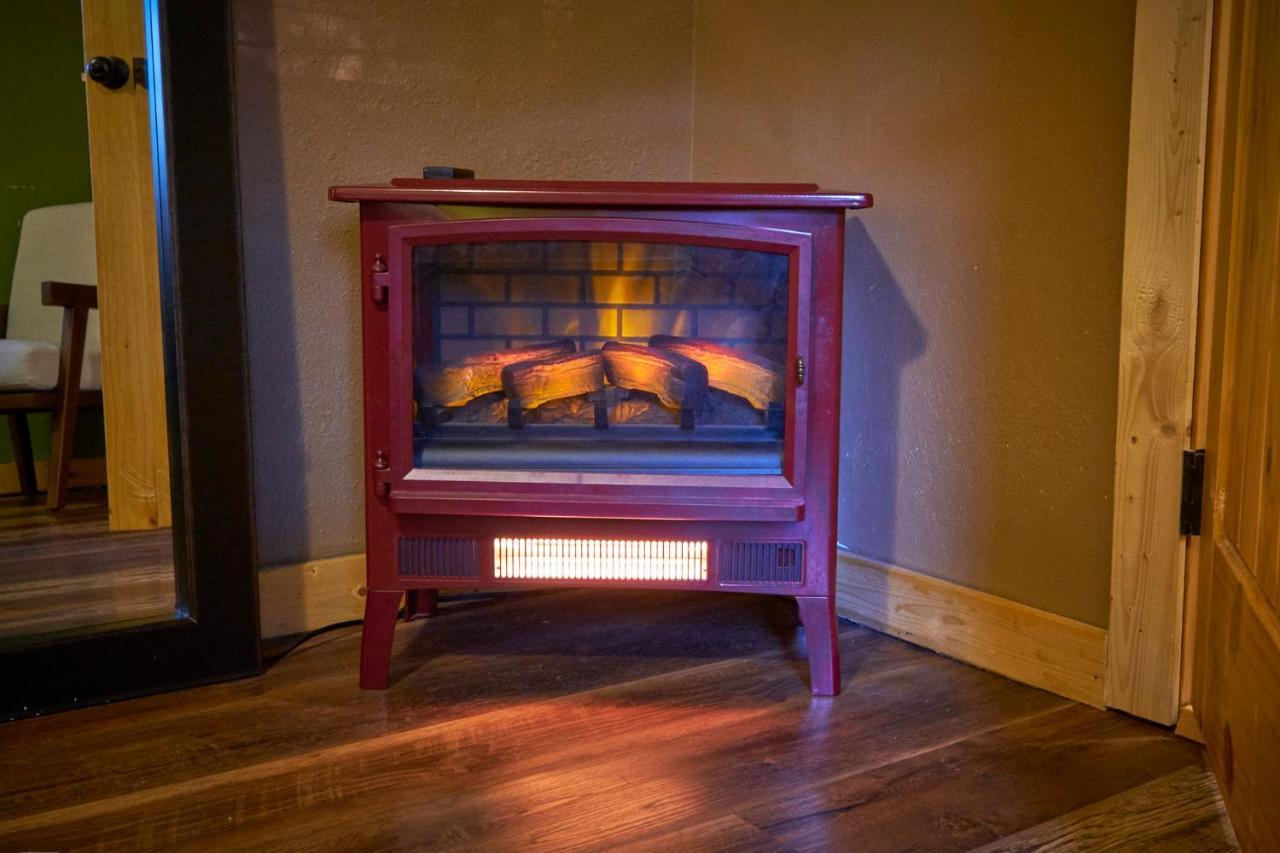 Steps From Downtown Pigeon Forge Parkway + Private Hottub And Firepit - Wifi - Firefly Bungalows ภายนอก รูปภาพ
