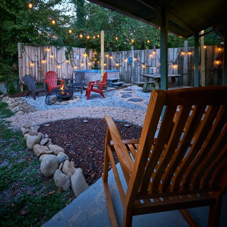 Steps From Downtown Pigeon Forge Parkway + Private Hottub And Firepit - Wifi - Firefly Bungalows ภายนอก รูปภาพ