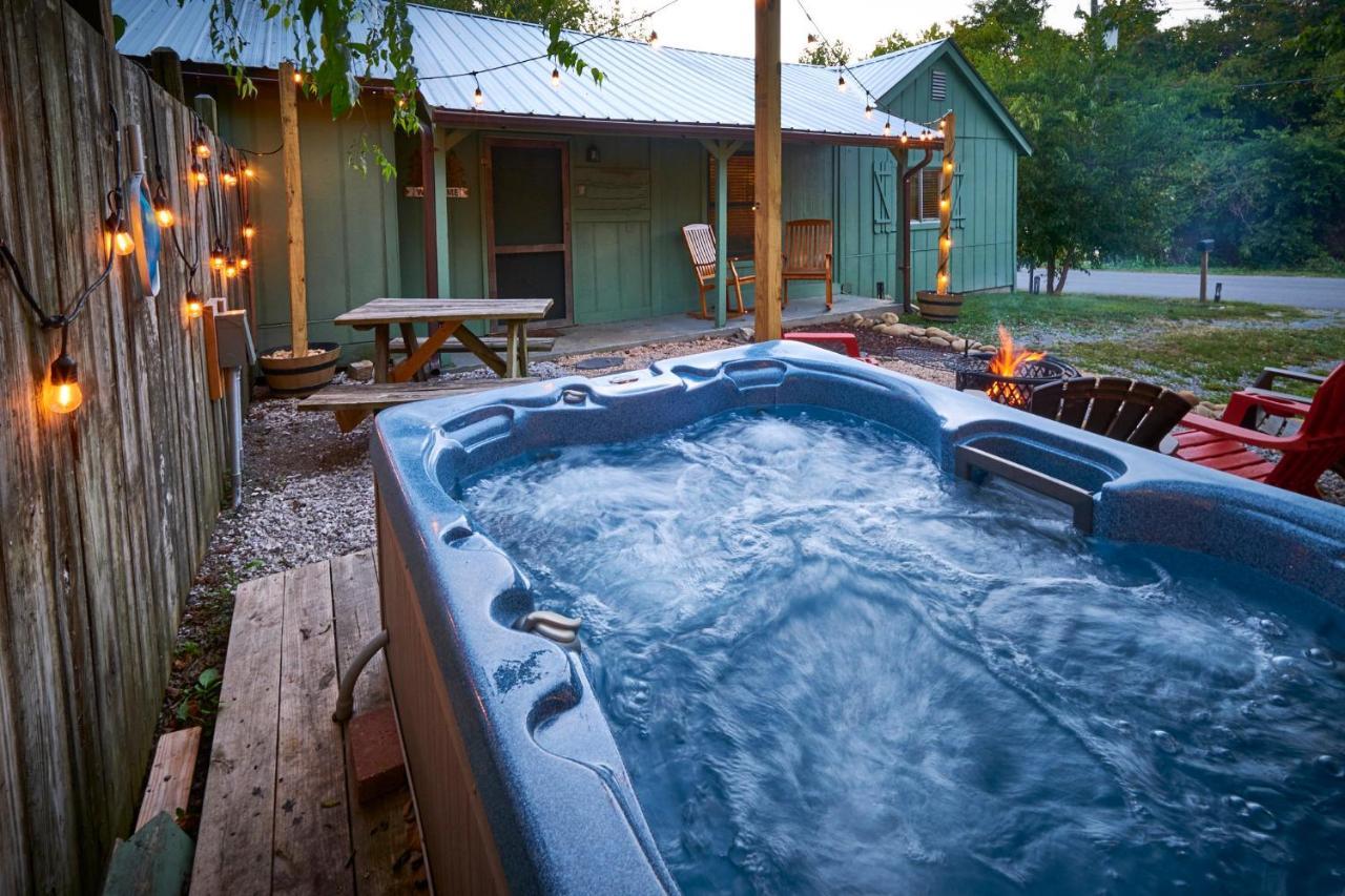 Steps From Downtown Pigeon Forge Parkway + Private Hottub And Firepit - Wifi - Firefly Bungalows ภายนอก รูปภาพ