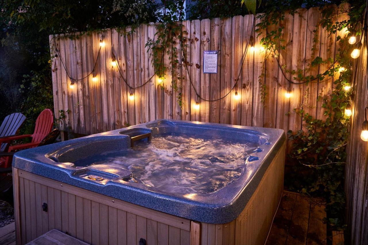Steps From Downtown Pigeon Forge Parkway + Private Hottub And Firepit - Wifi - Firefly Bungalows ภายนอก รูปภาพ