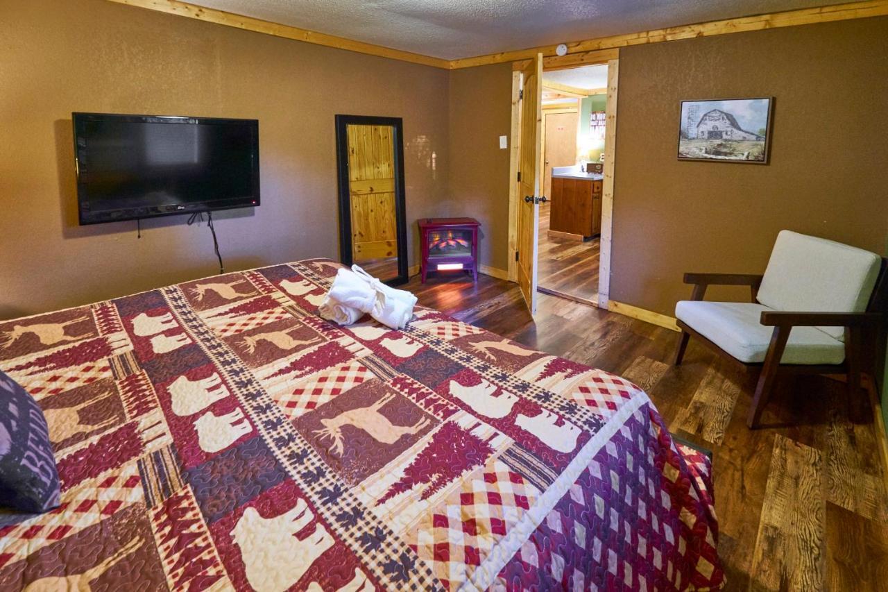 Steps From Downtown Pigeon Forge Parkway + Private Hottub And Firepit - Wifi - Firefly Bungalows ภายนอก รูปภาพ
